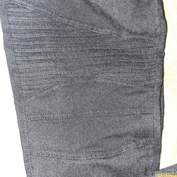 Black jegging size large. Textured and zipper bottoms. Cute with heels. - Picture 5 of 6